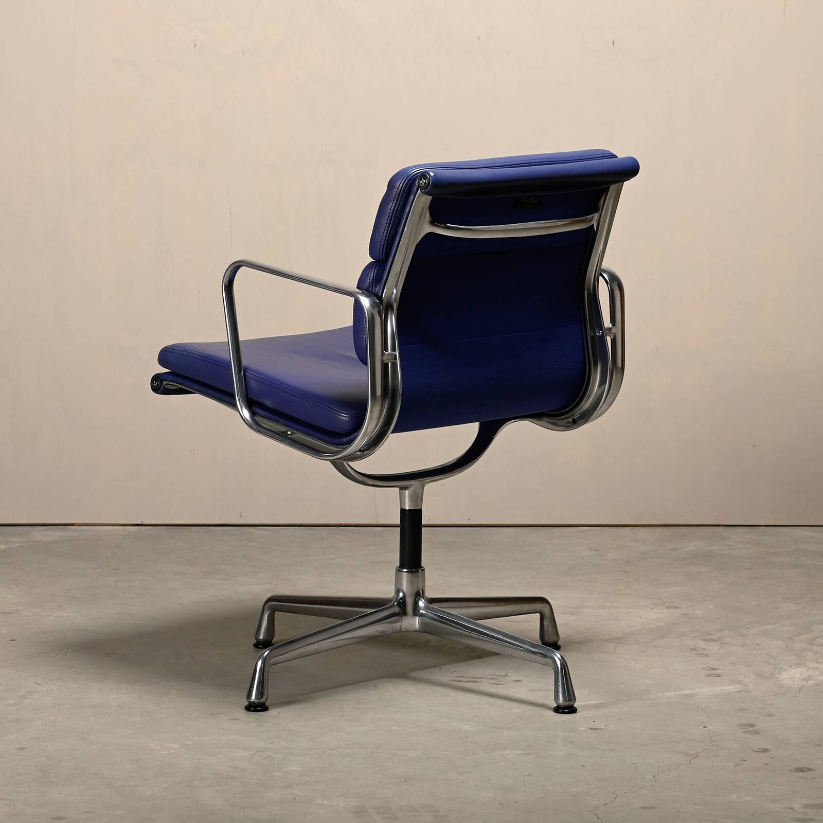 Charles & Ray Eames EA208 Chair in polished aluminum and Indigo blue leather