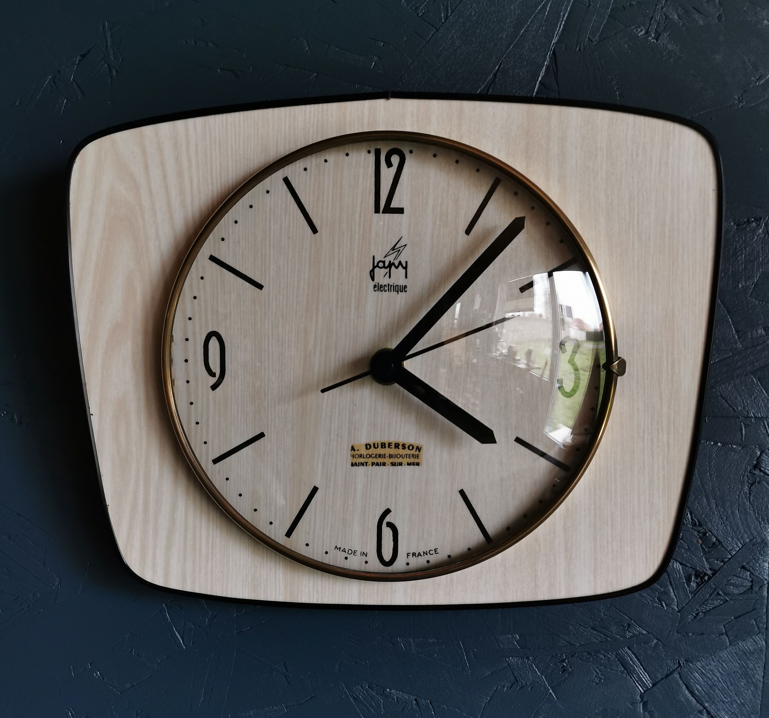 Vintage formica clock silent trapeze wall clock "Maple Electric Japy"