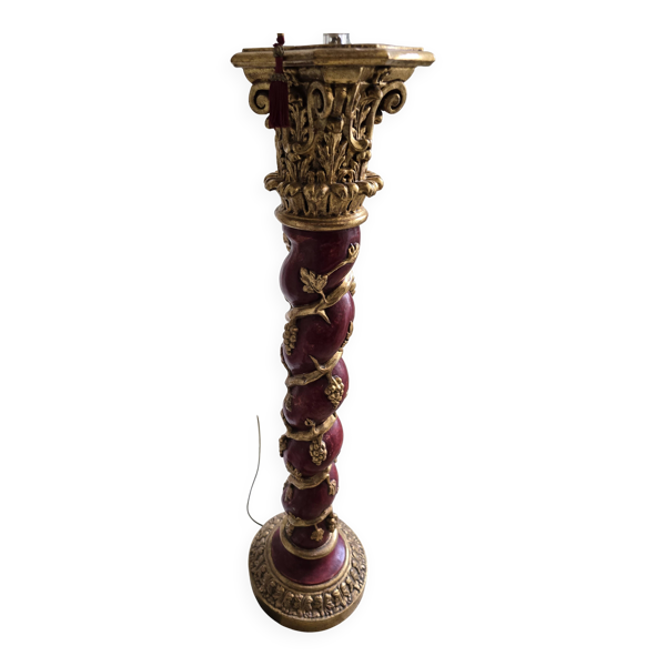 colonne bois rouge et or forme pied de vigne surmontée d'une lampe