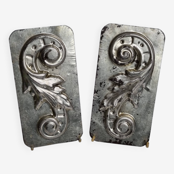 Deux moules à chocolat anciens en métal, volutes et feuilles d'acanthes, Mather France, 18 cm