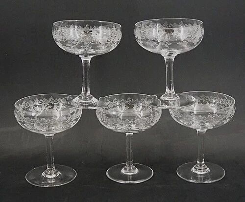 Baccarat Sévigné 5 champagne glasses, engraved crystal, excellent condition, unsigned.