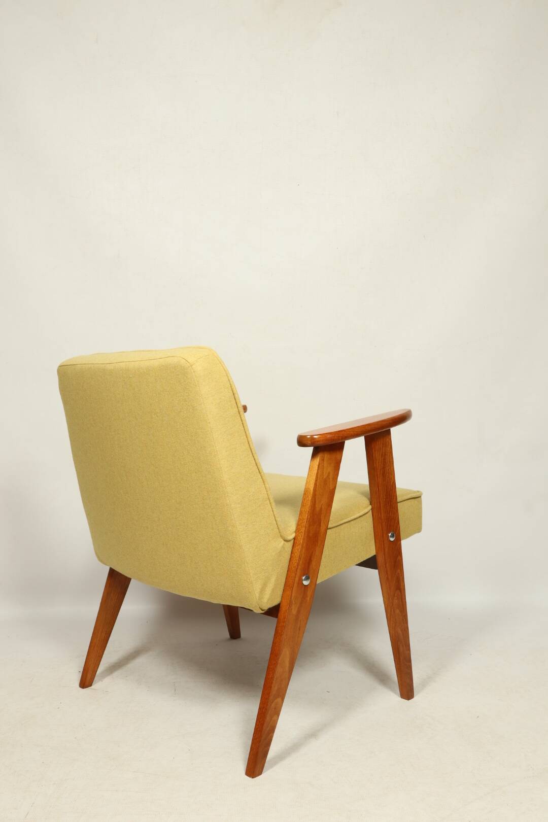 Fauteuil en laine jaune au design scandinave après rénovation