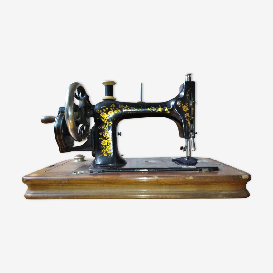 Machine à coudre manuelle et portative original Victoria de 1894 | Selency
