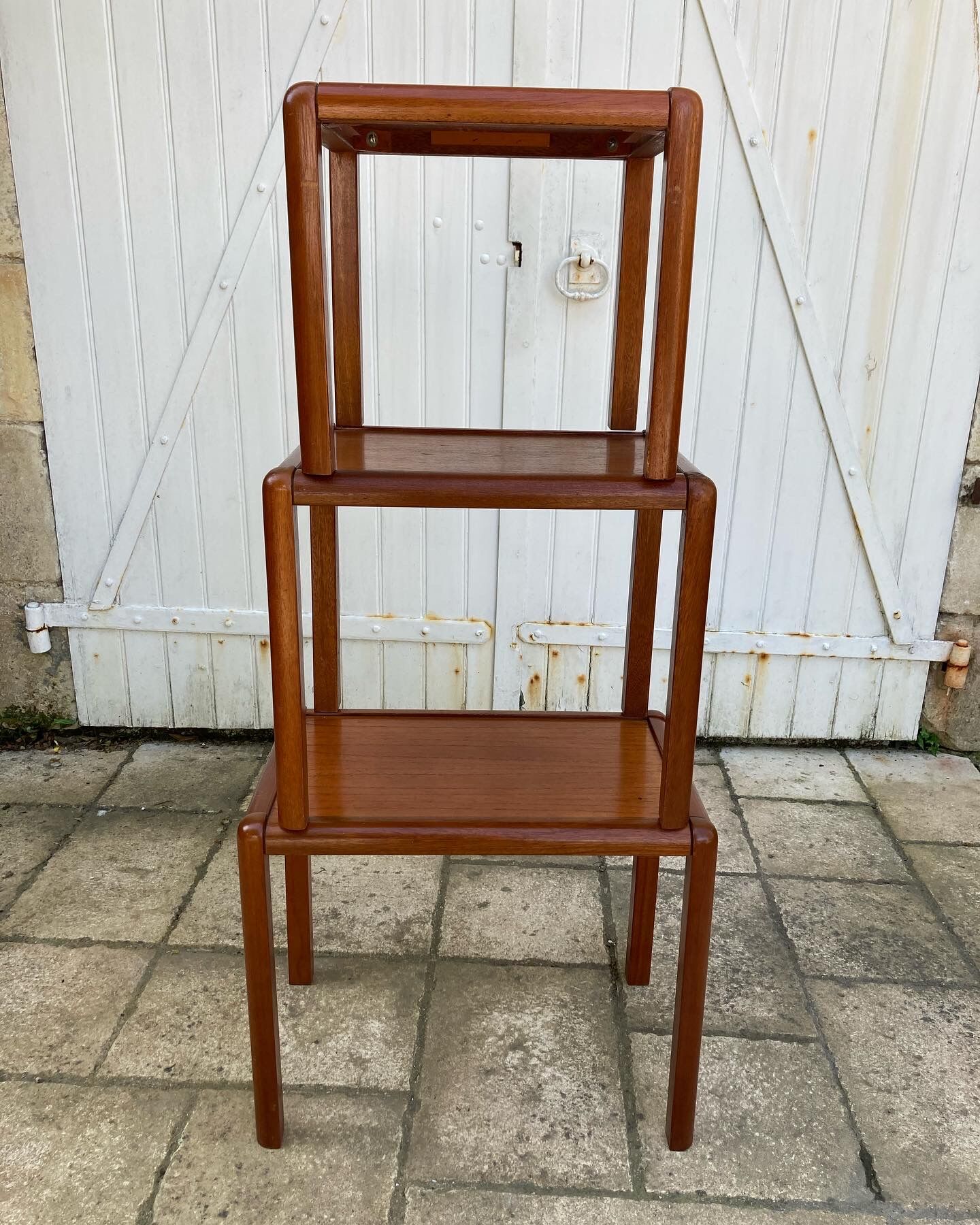 Scandinavian trundle table