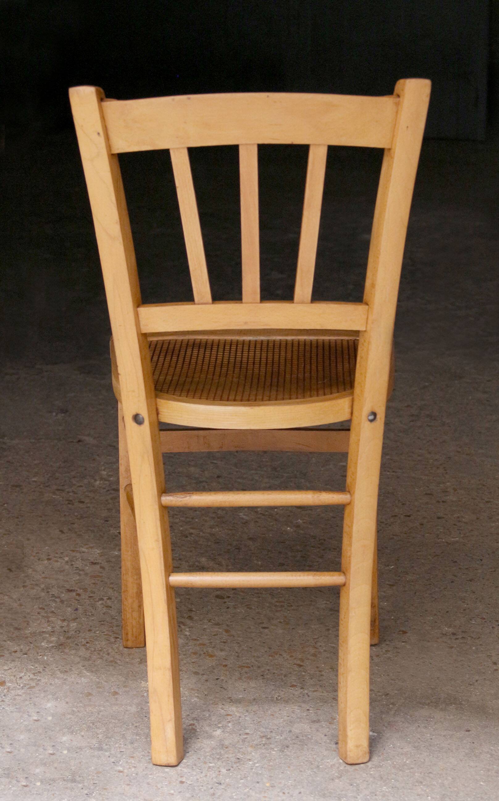 Bistro chair in curved wood (early 20th century).