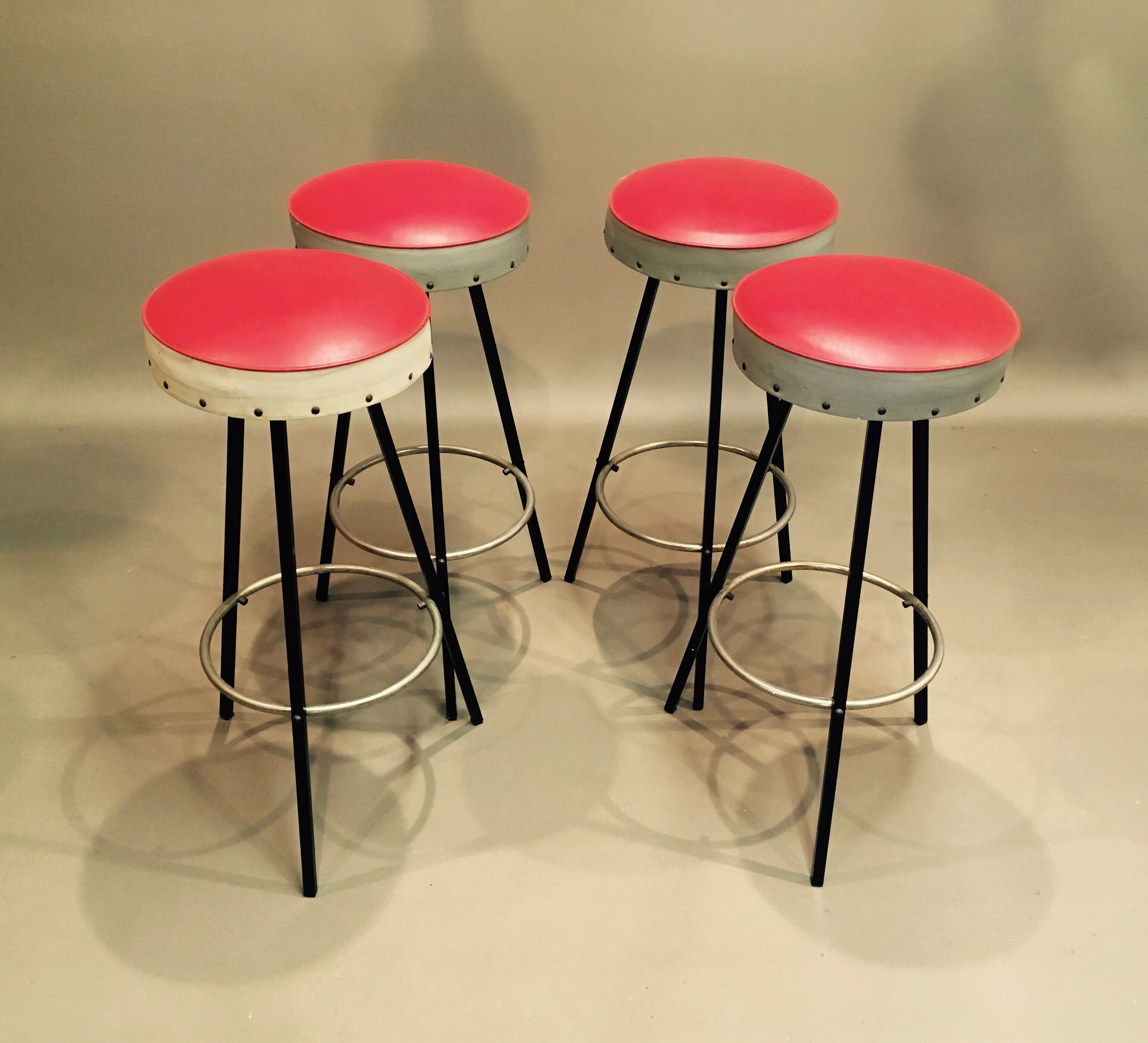 Suite of 4 stools "DESIGN 1950".
