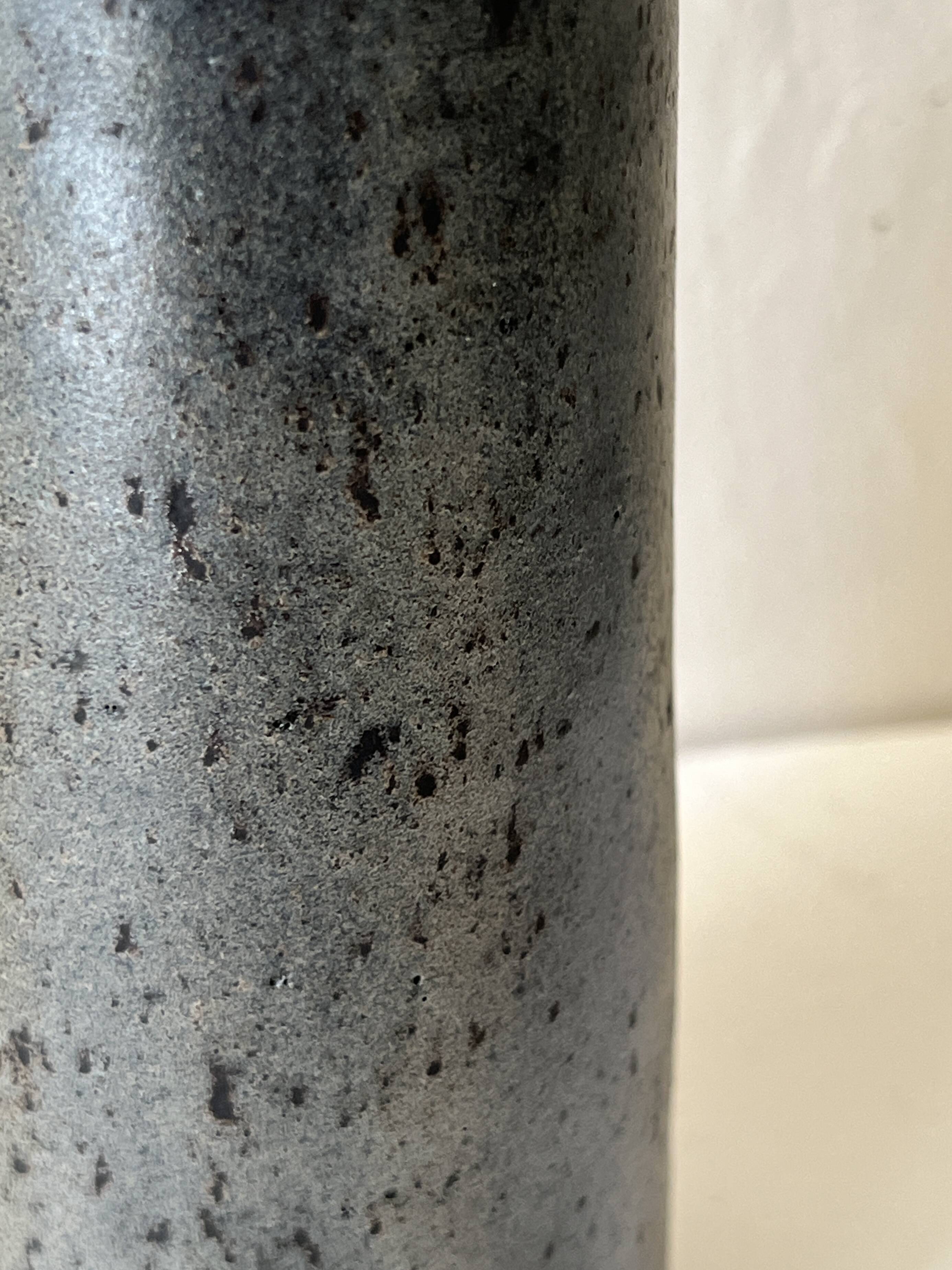 Vase / bouteille design en céramique émaillée noir bleu signé V. Goron