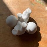 Petit éléphant en biscuit de porcelaine, salerons du 19e siècle