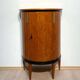 Cabinet demi-lune Biedermeier en bois de cerisier et laiton, France, années 1810