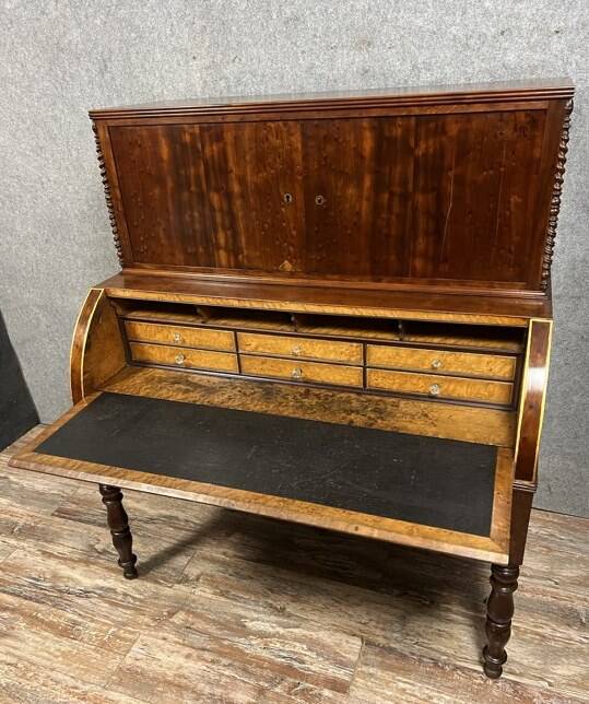 Bureau à cylindre époque Louis Philippe, Restauration en acajou moucheté