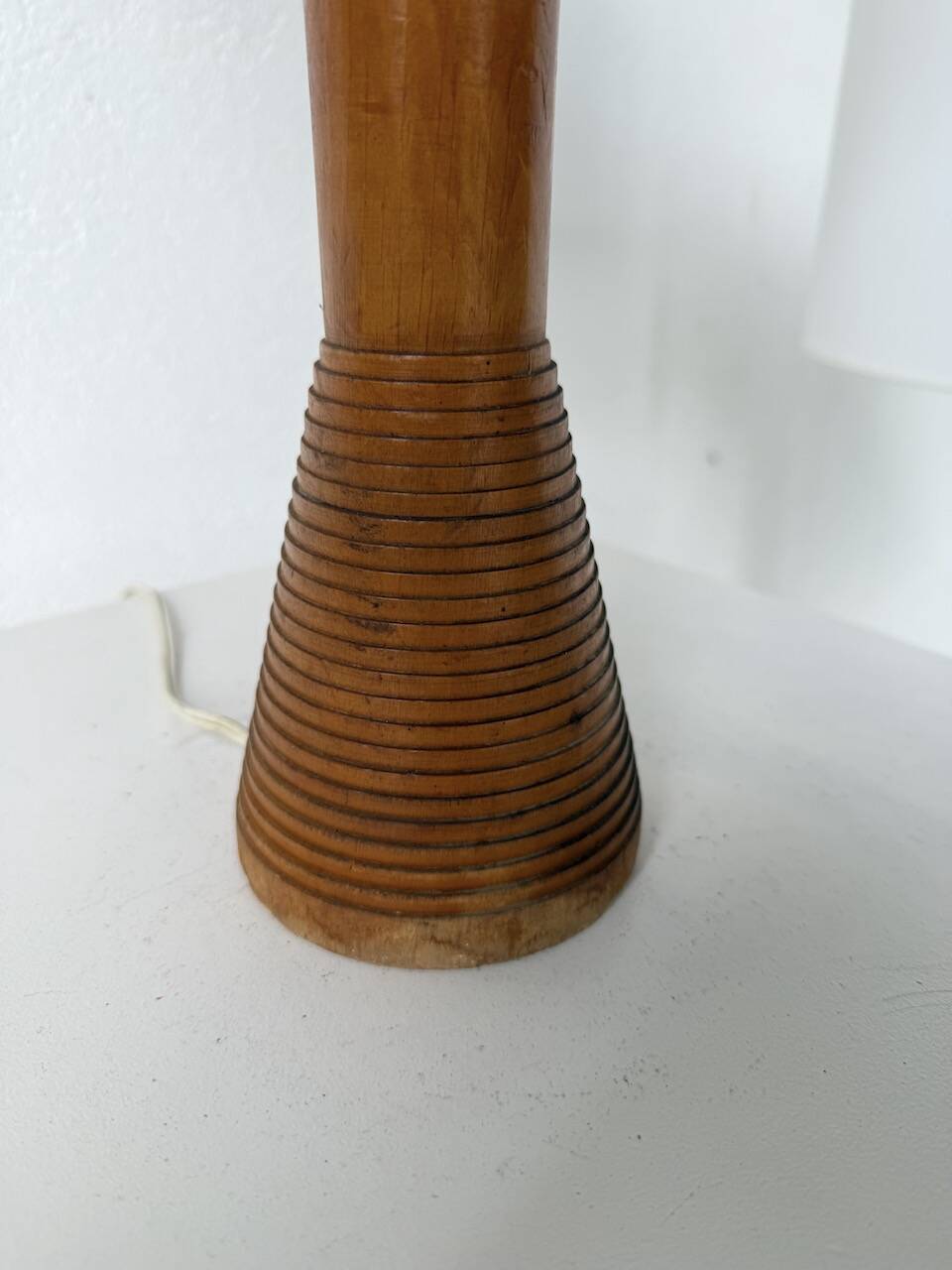 Paire de lampes de table bois chêne années 50