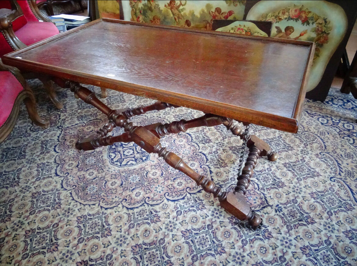 Foldable coffee table in solid oak and turned legs