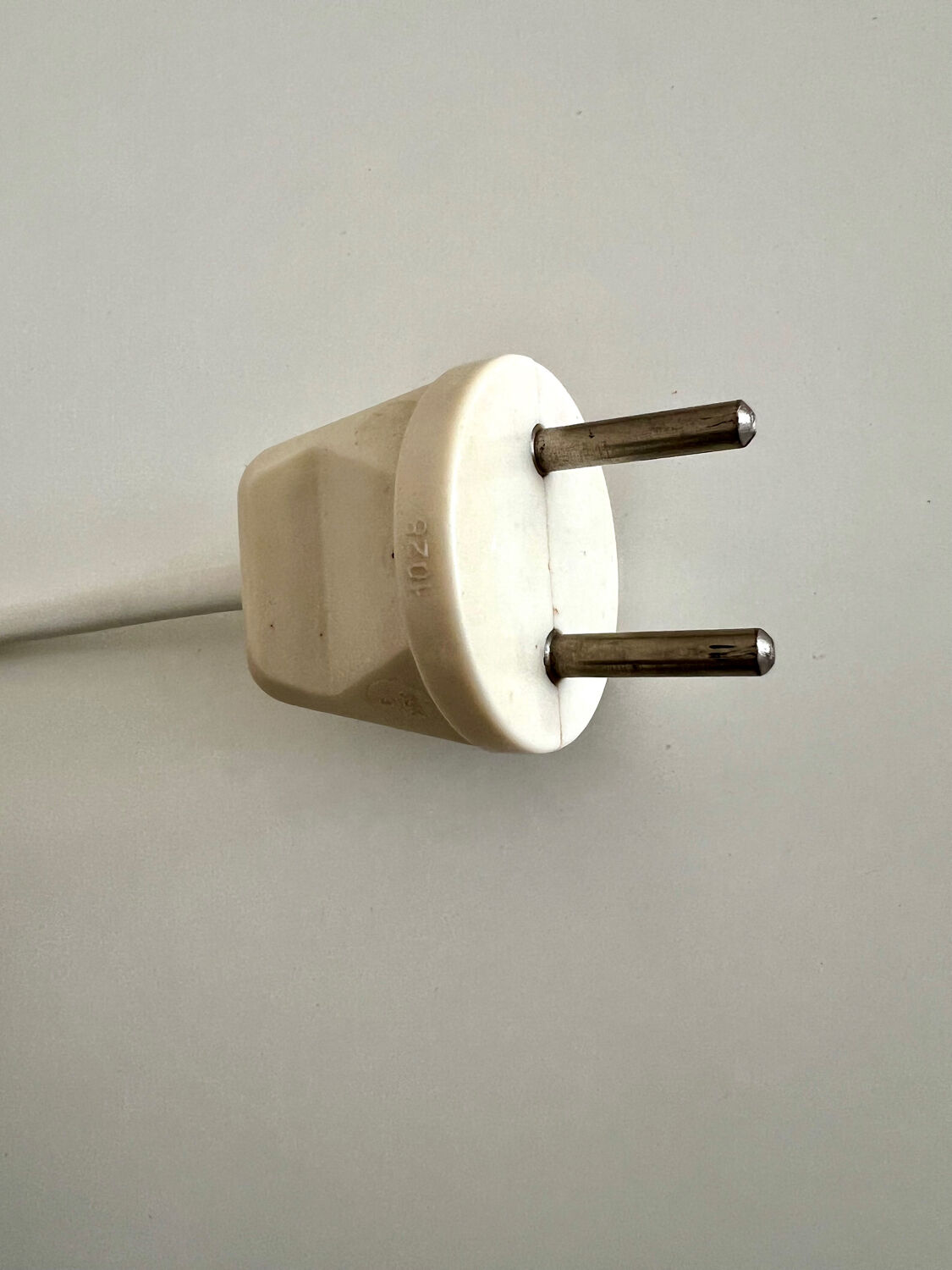 Italian adjustable eyeball lamp in chrome and opaline, 1970s.