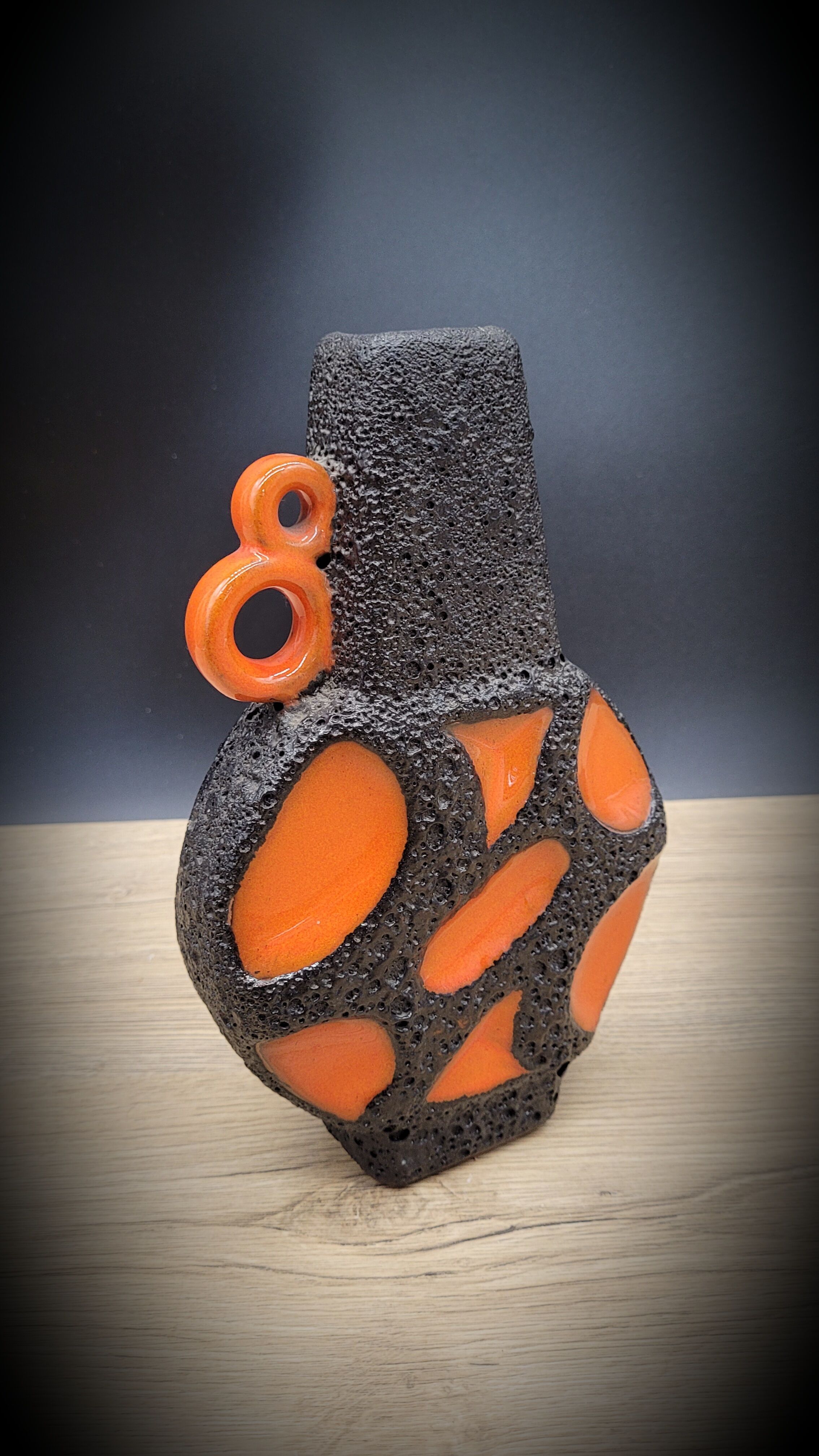 Vase orange lava black