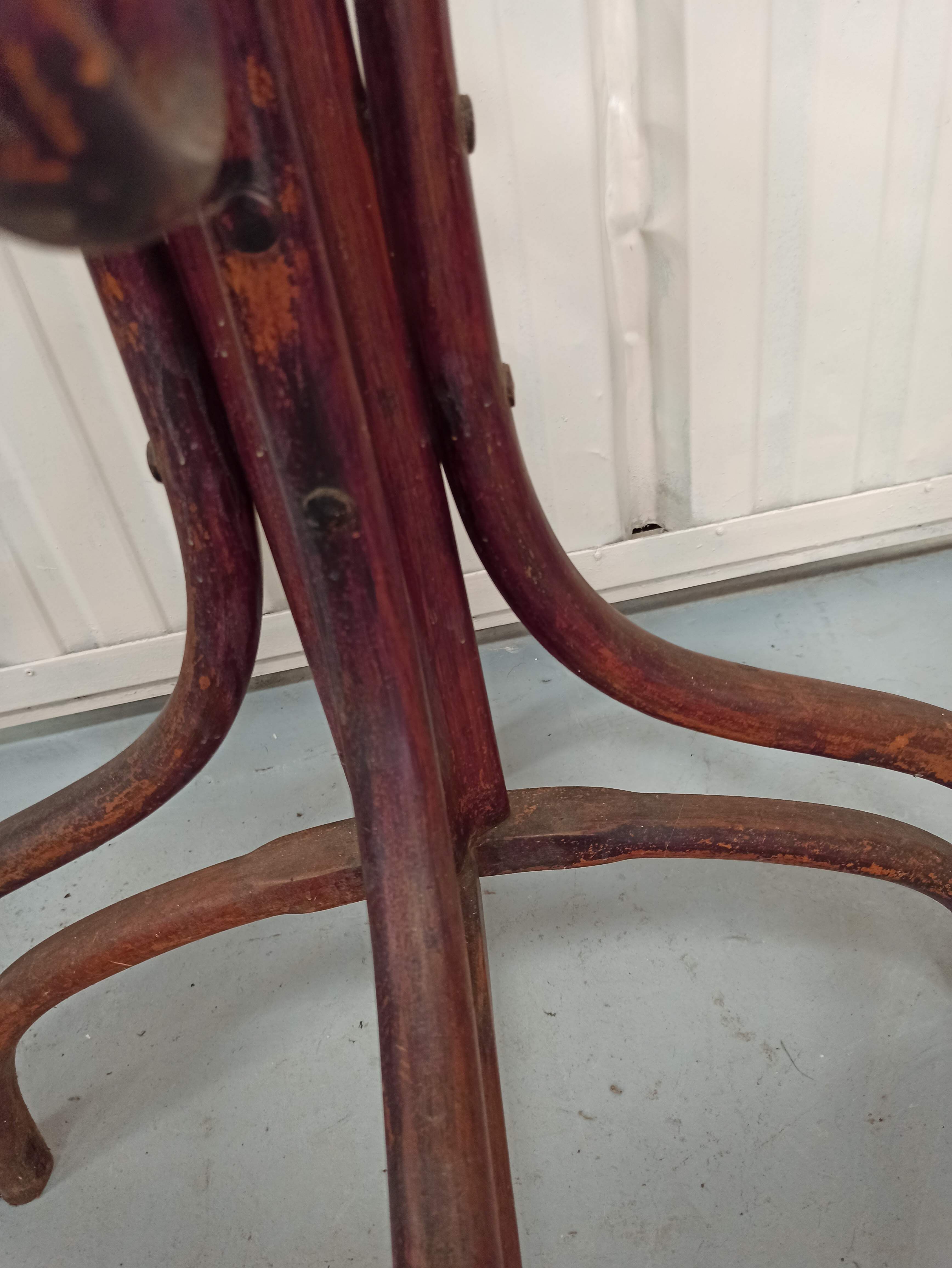 Porte-manteau perroquet en bois courbé Fischel par Alexander porte manteau patère