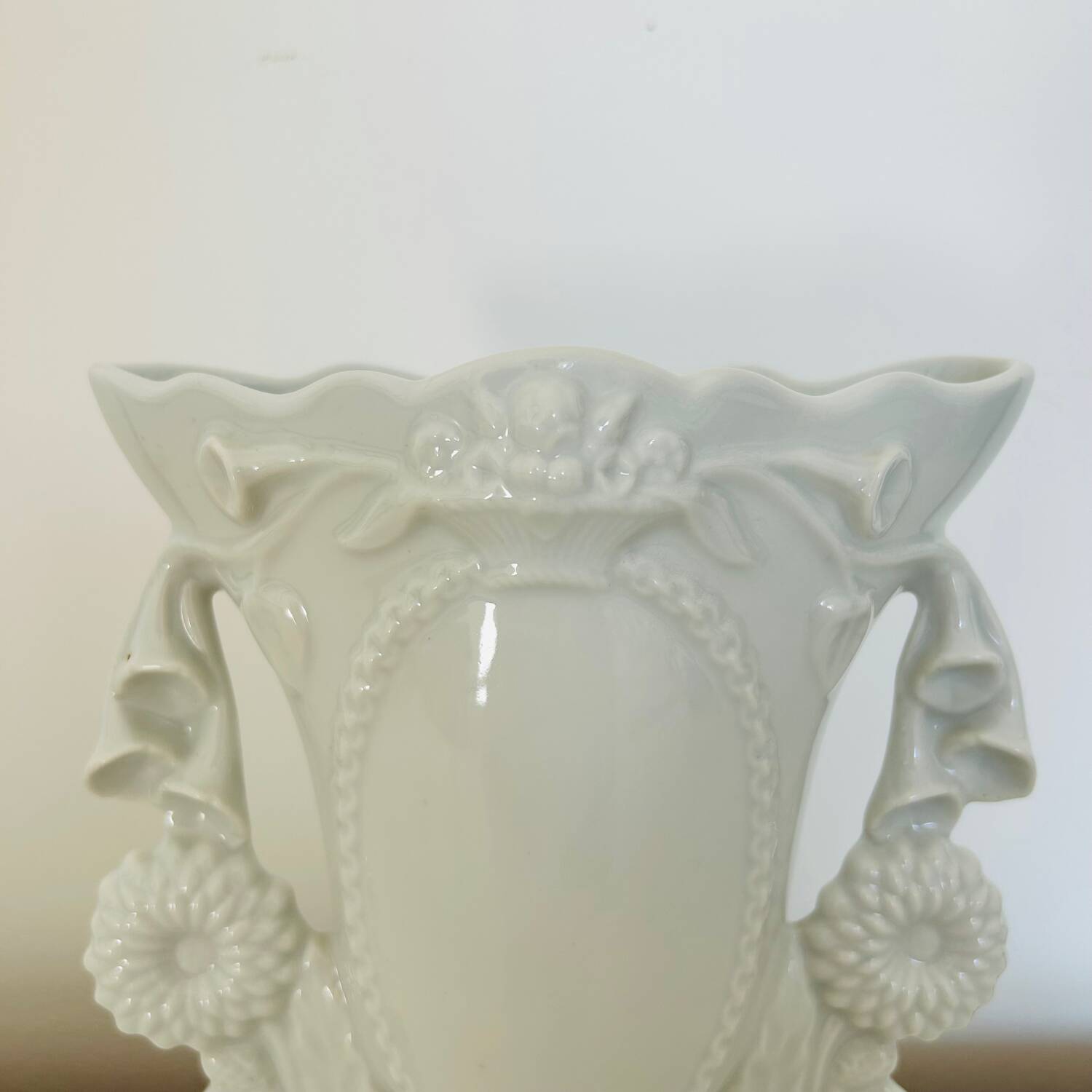 Bride's vase in porcelain