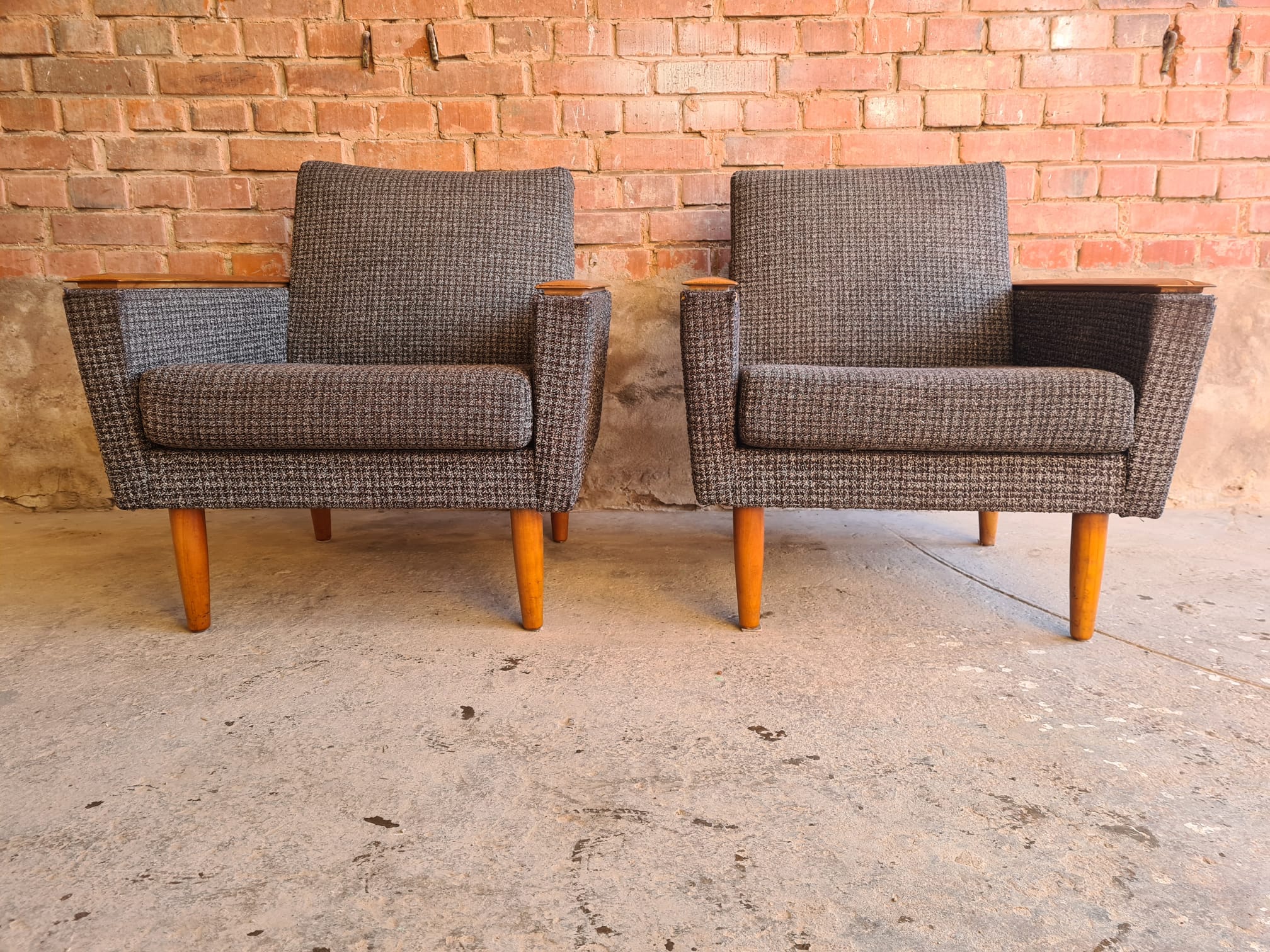 Paire de fauteuils club 70"
