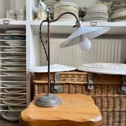 Lampe col de cygne en métal et opaline blanche