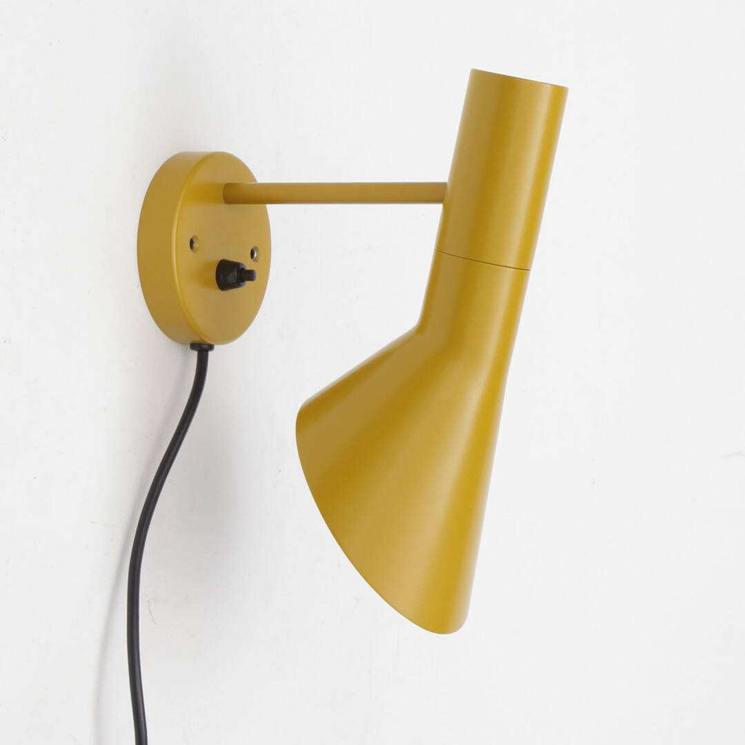 AJ wall lamp in yellow - Arne Jacobson