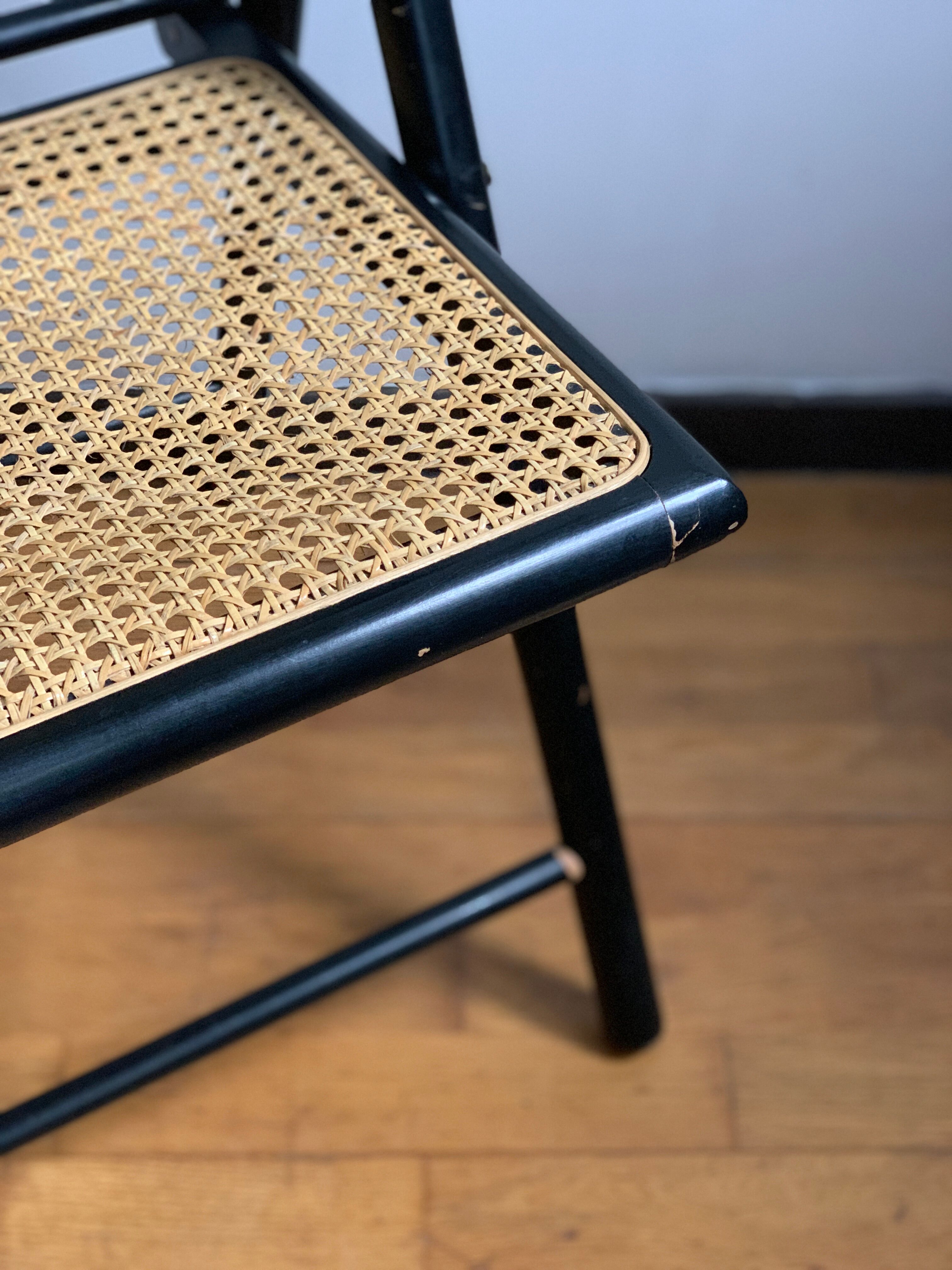 Folding canned chair