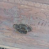 Coffre ancien en bois sculpté