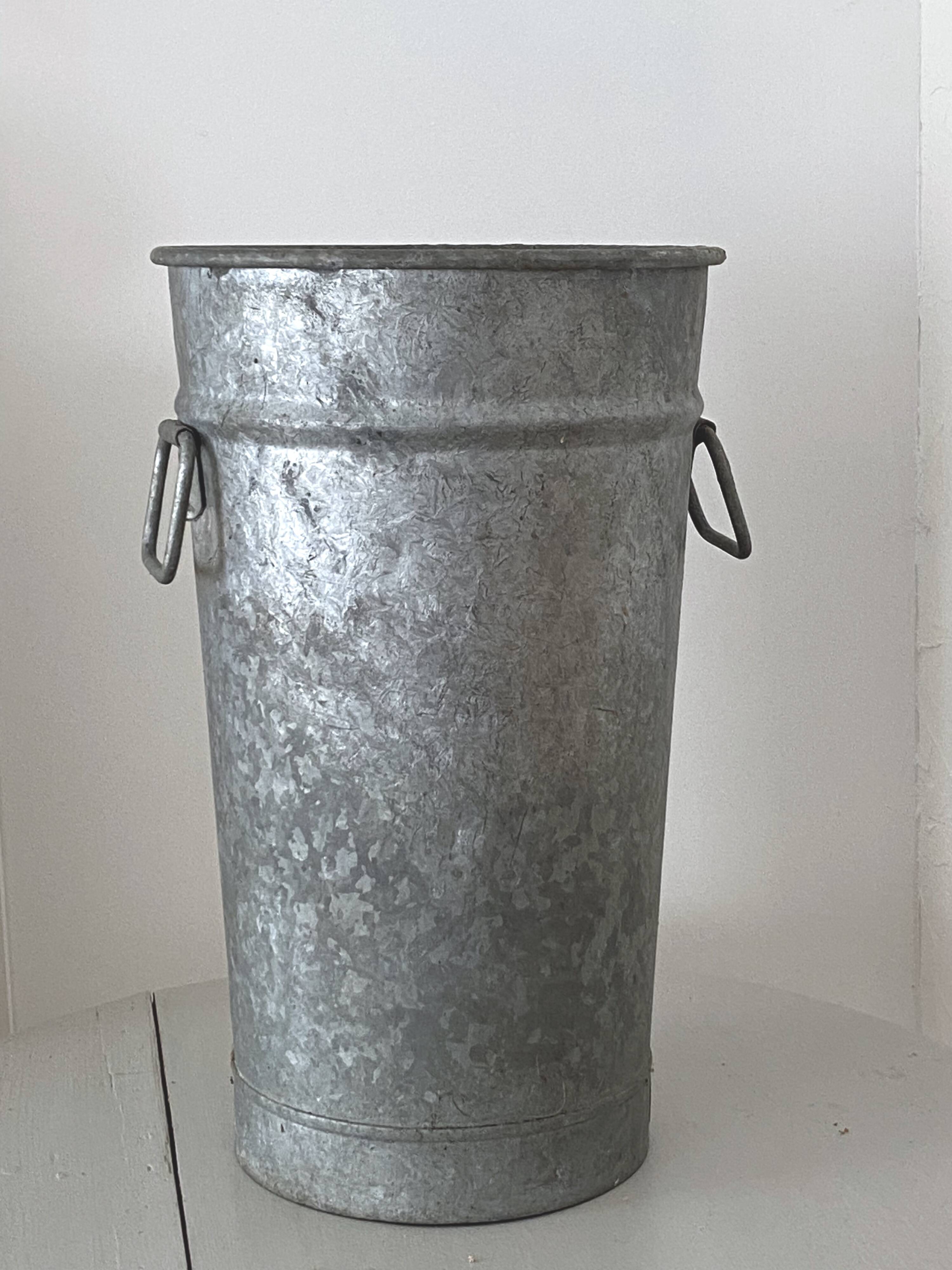 Vase de fleuriste en zinc