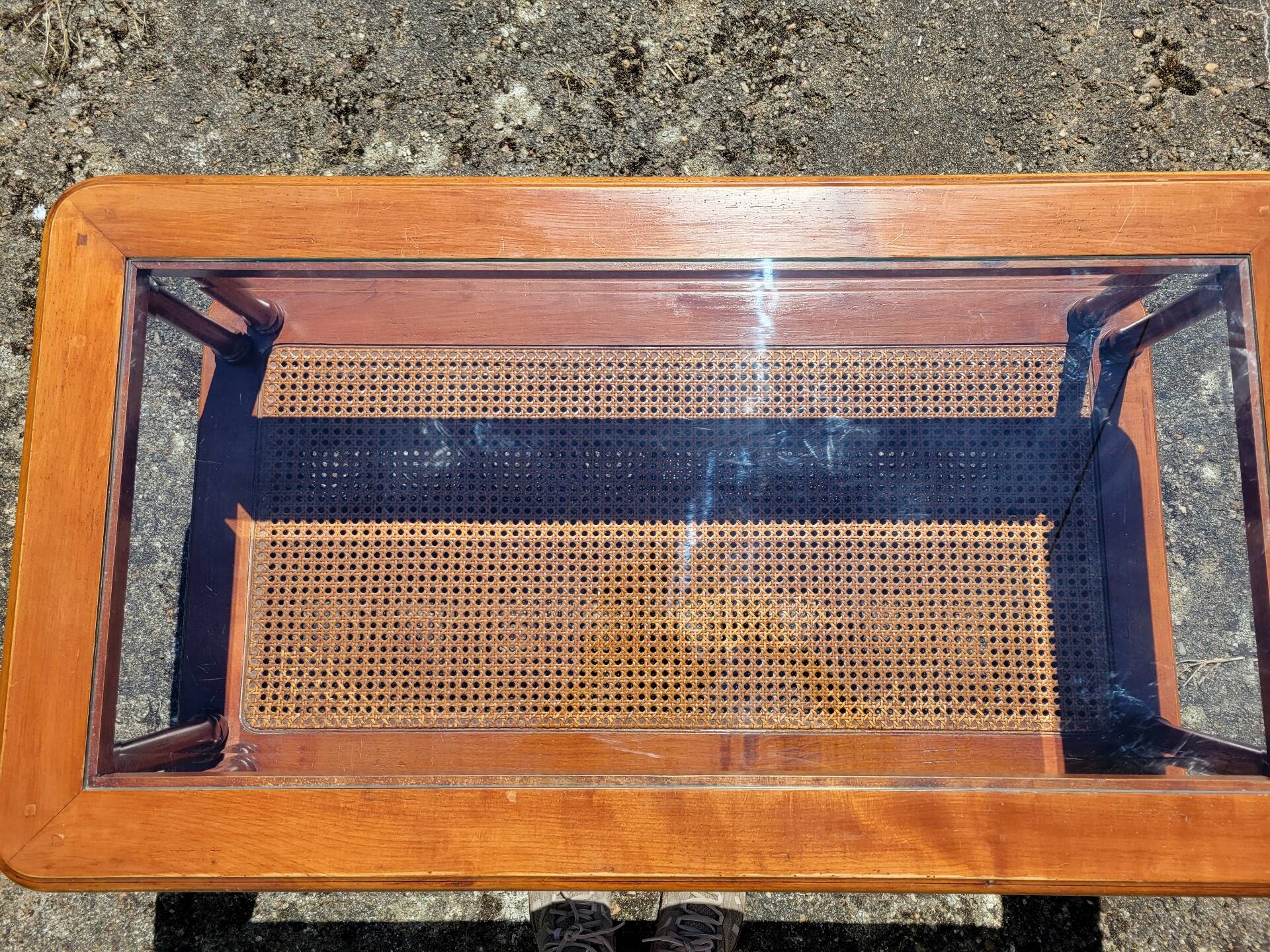 Table basse en merisier, verre et cannage
