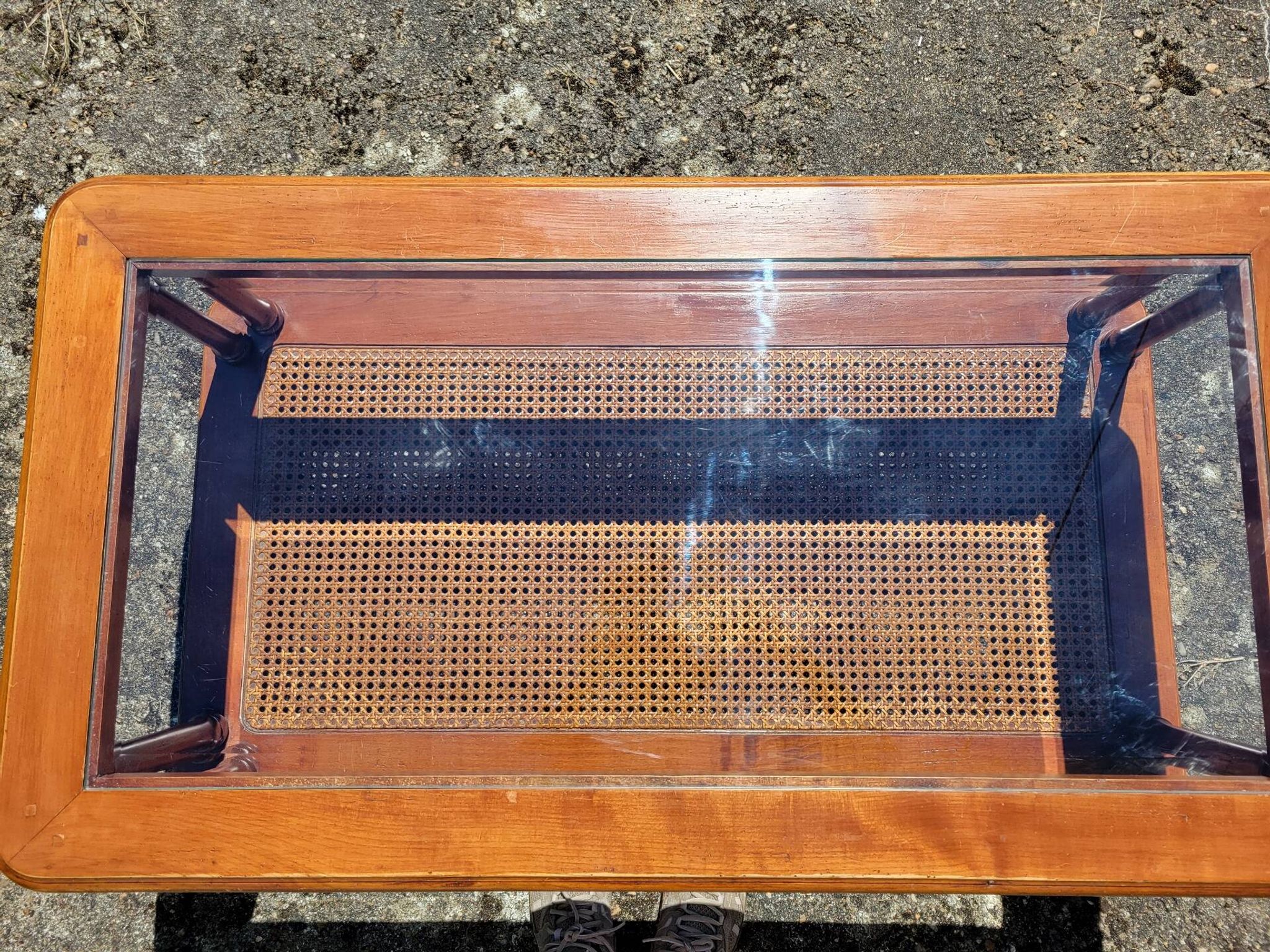 Table basse en merisier, verre et cannage