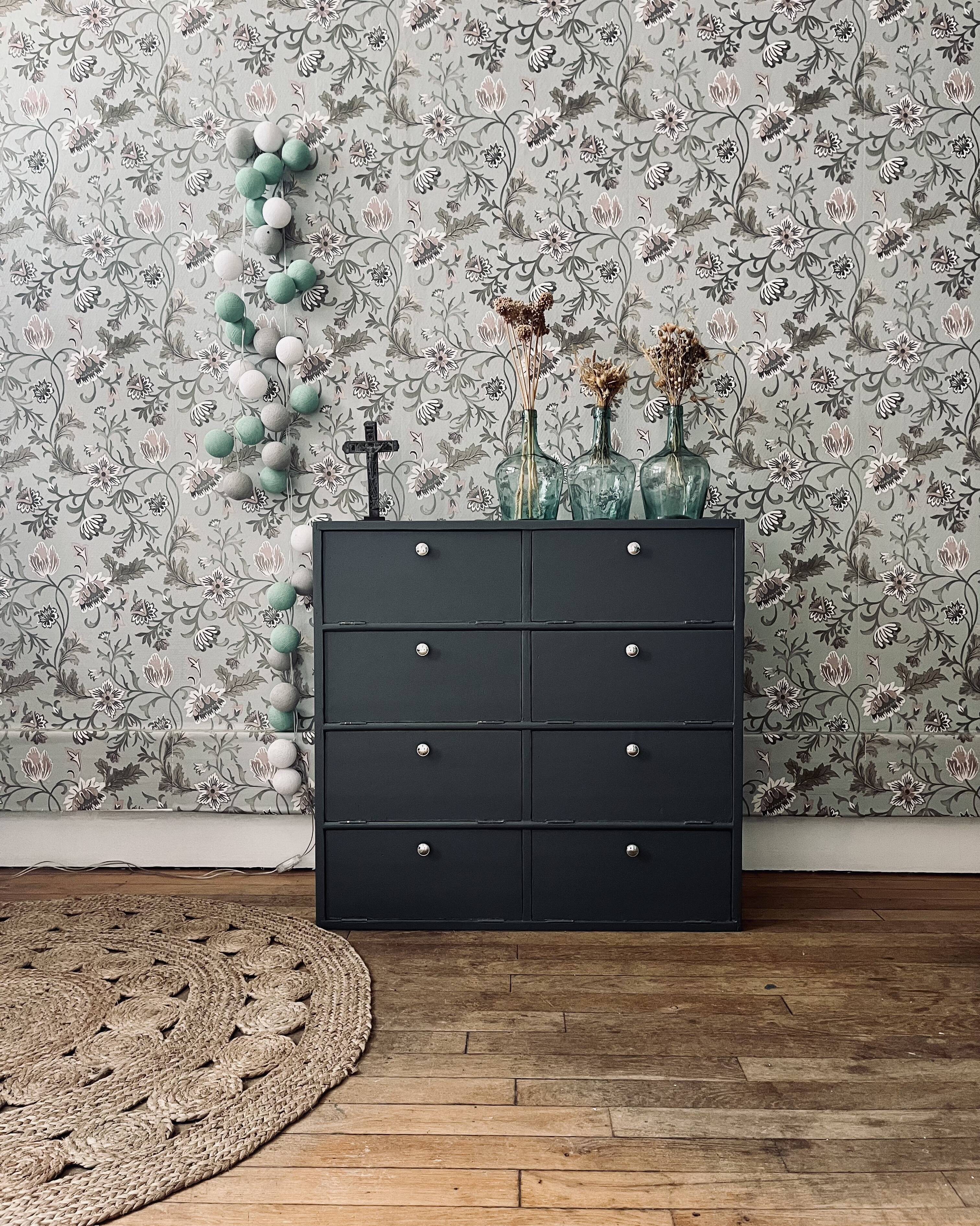 Loom furniture with clamshell lockers