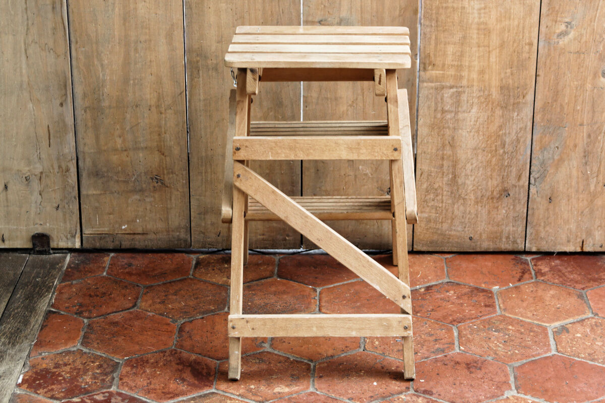 Folding wooden stepladder