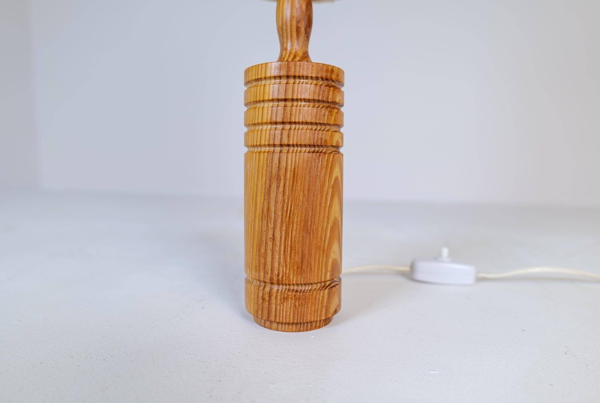 Mid-century modern sculptural table lamp in pine, 1970s.