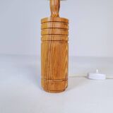Mid-century modern sculptural table lamp in pine, 1970s.
