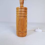 Mid-century modern sculptural table lamp in pine, 1970s.