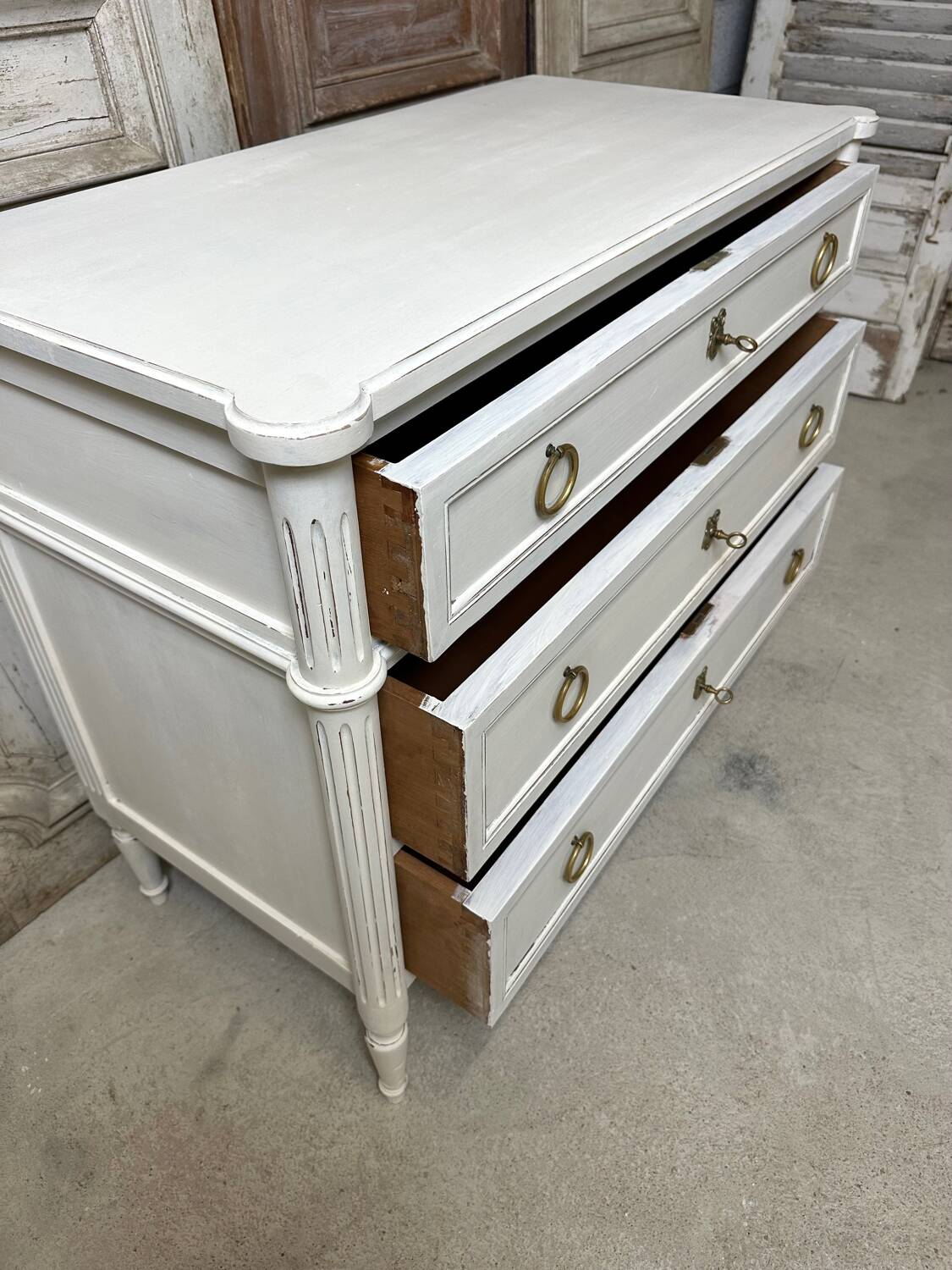 Commode de style Louis XVI peinte blanc