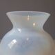 Vase en opaline blanche et décor de fleurs