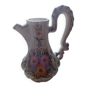 Carafe en faïence avec motifs floraux