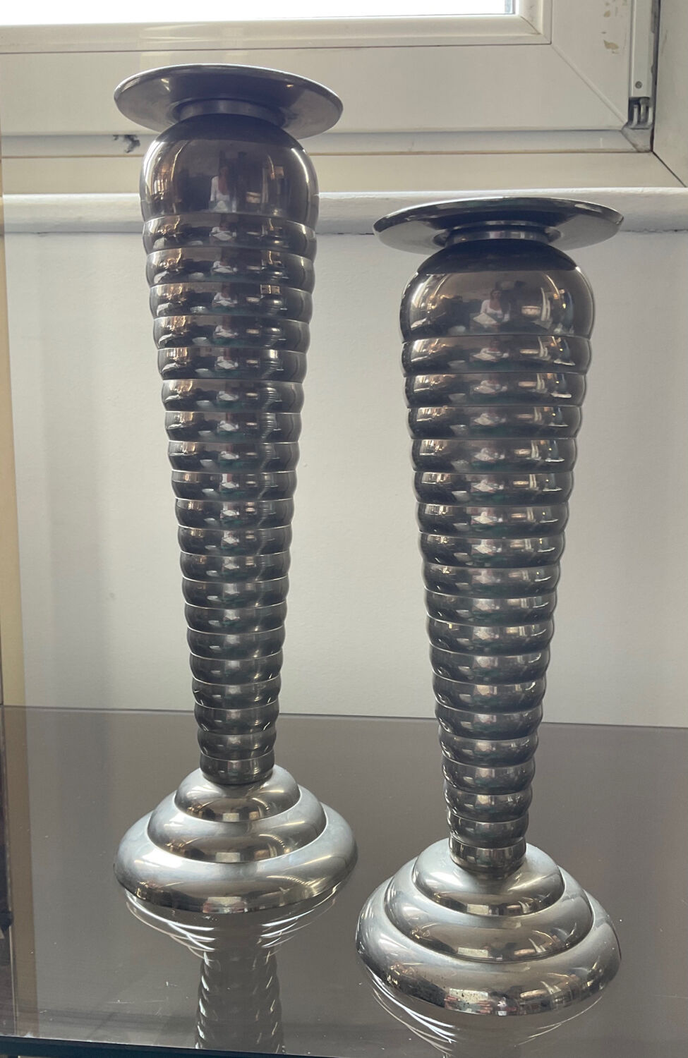 Duo de bougeoirs Art Déco en laiton argenté