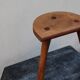 Tabouret brutaliste tripode