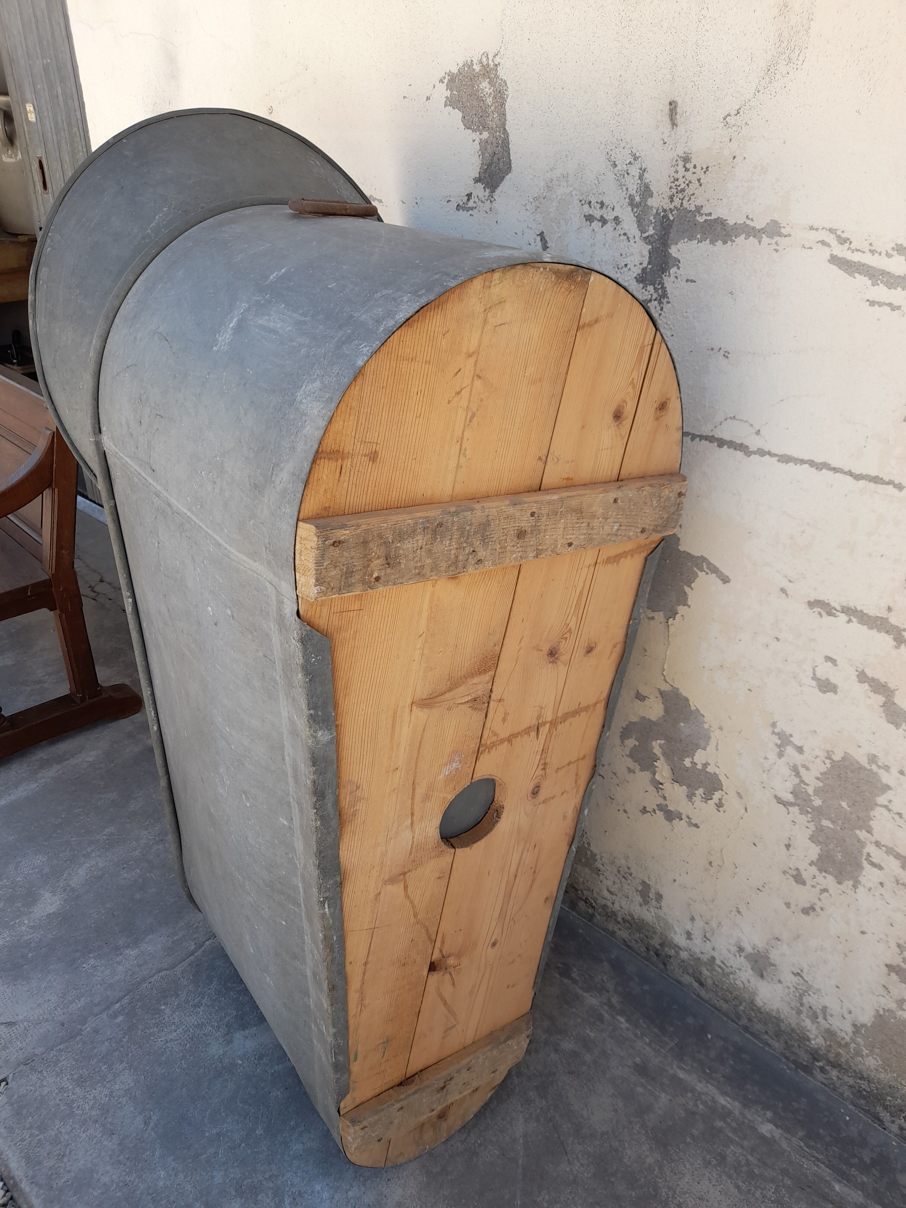 Ancient zinc bathtub 1900 -1m40