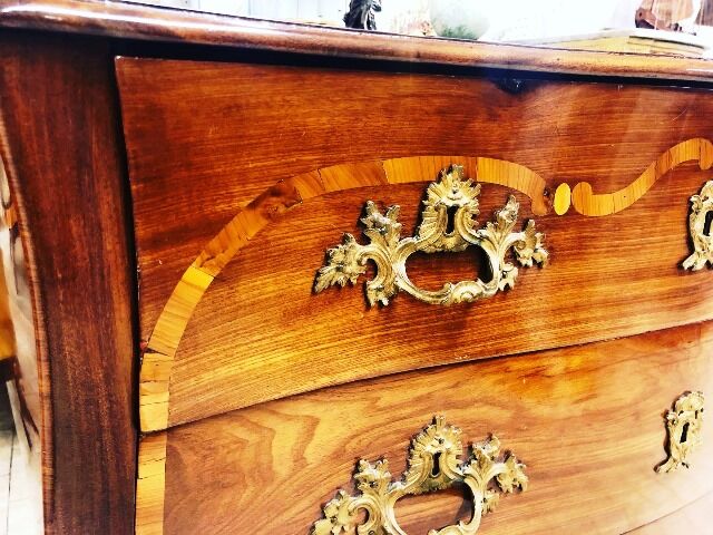 Curved chest of drawers of the eighteenth century