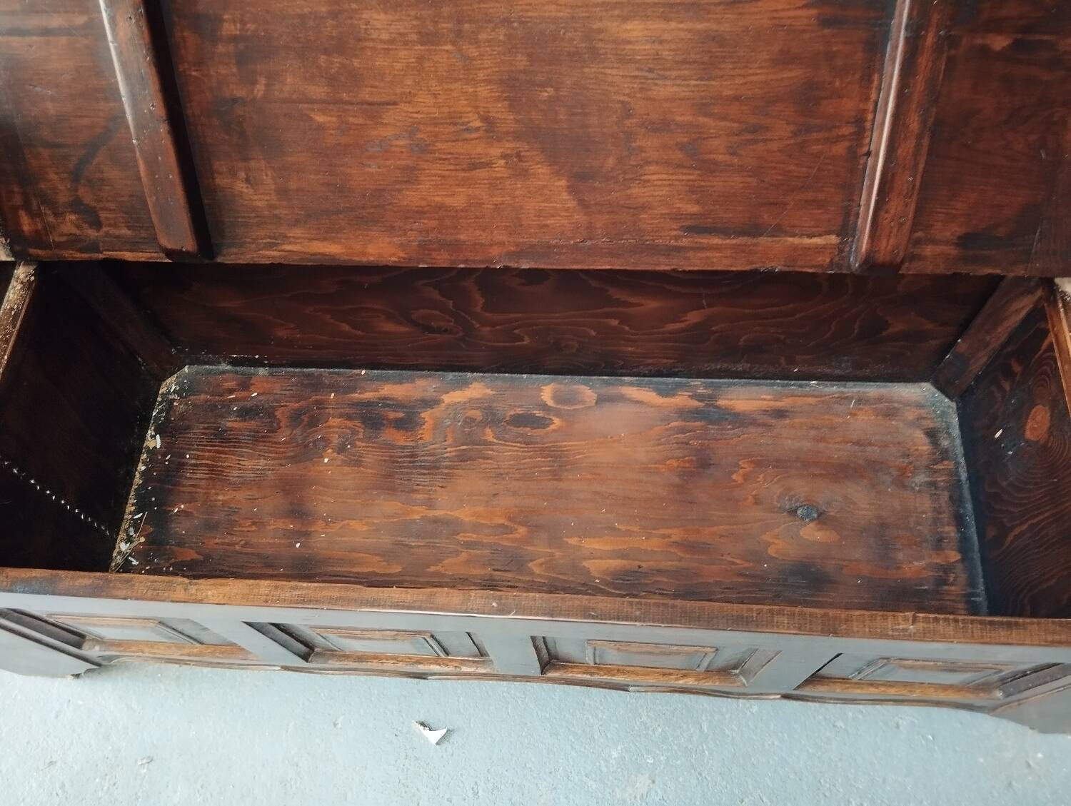 Wooden bench, chestnut chest