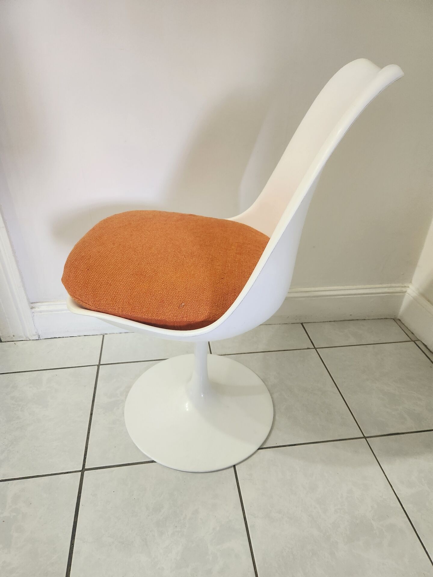 Chaise pivotante Tulip design de Eero Saarinen pour Knoll Int.