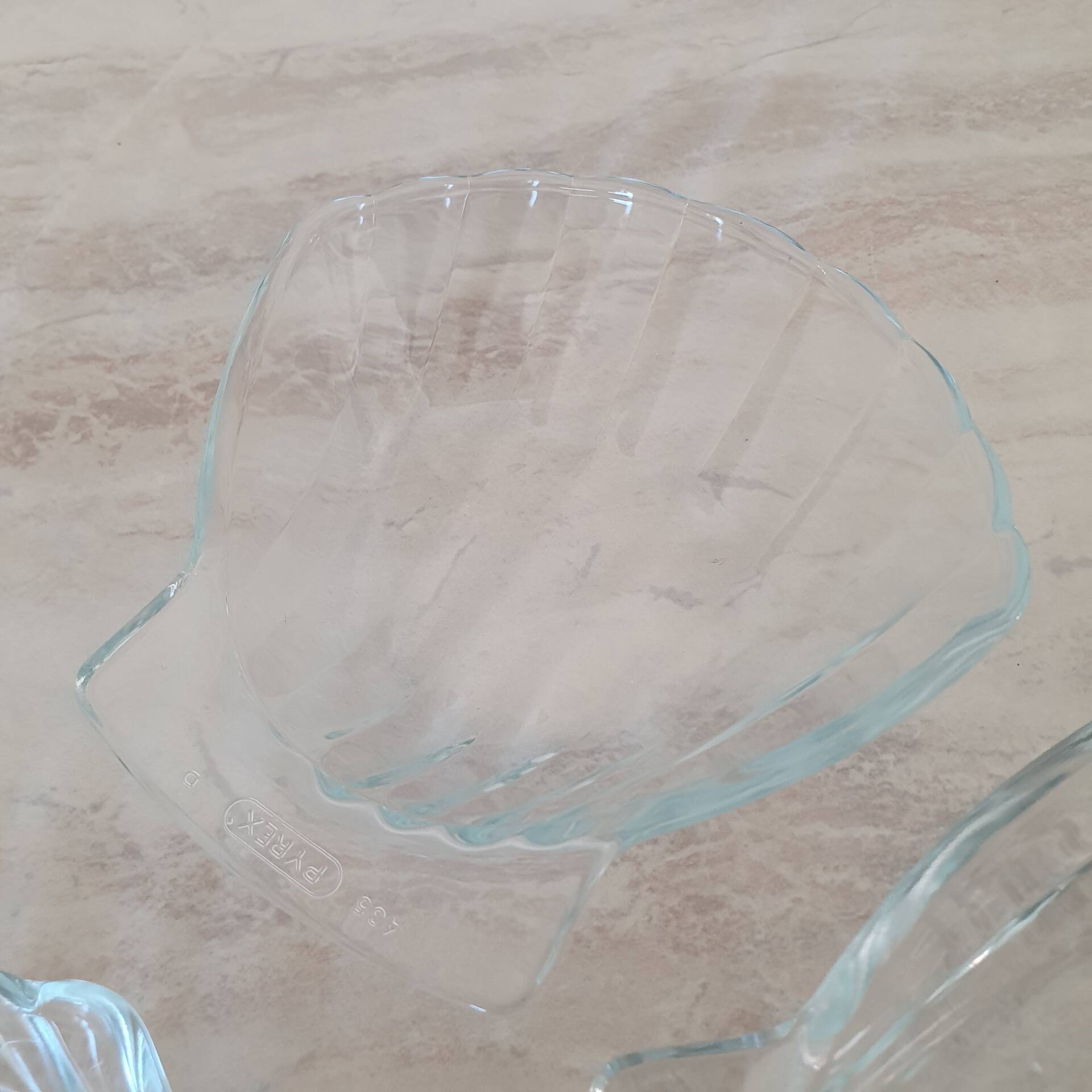 8 small shell-shaped ramekins in transparent glass