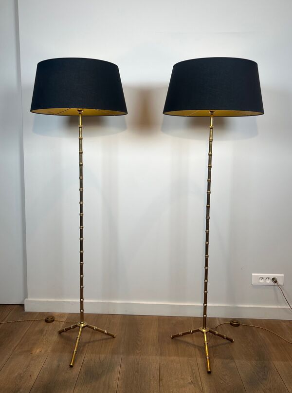 Paire de lampadaires de parquet façon faux-bambou en bronze et laiton de Jacques Adnet