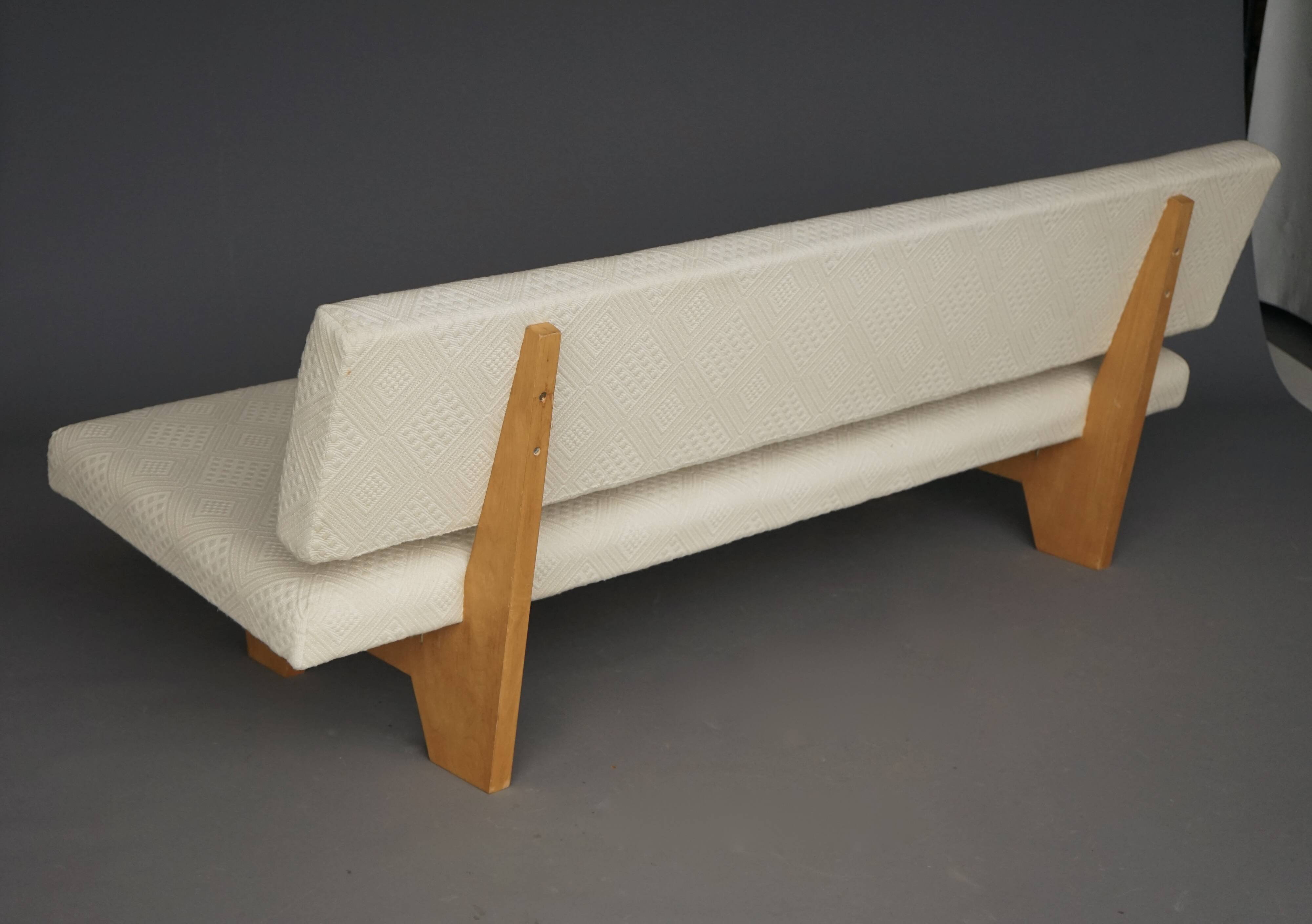 Canapé compact de style néerlandais avec base en bois. Années 1960.