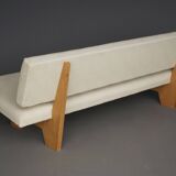 Canapé compact de style néerlandais avec base en bois. Années 1960.