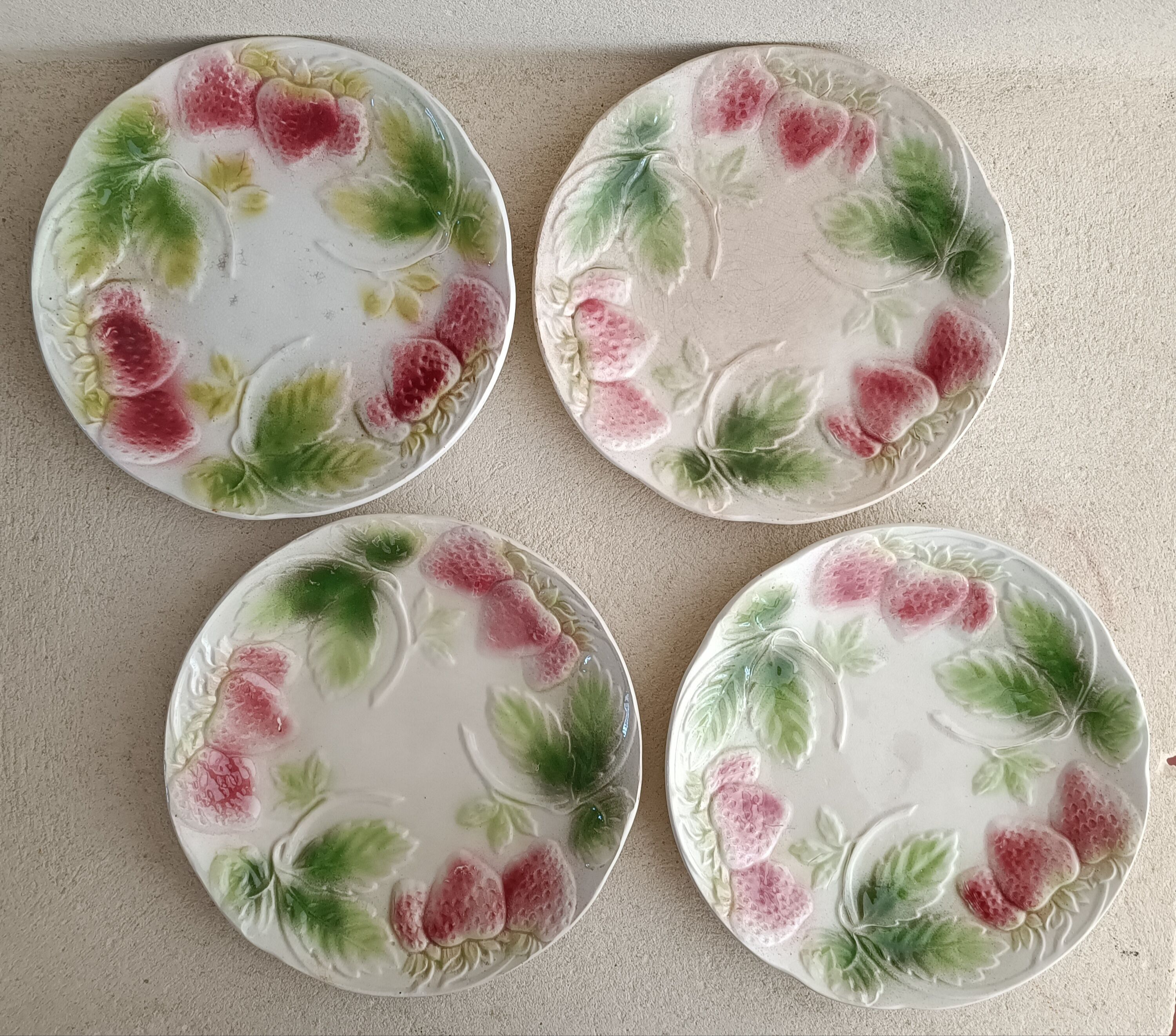 4 plates decorated strawberries in Onnaing slurry