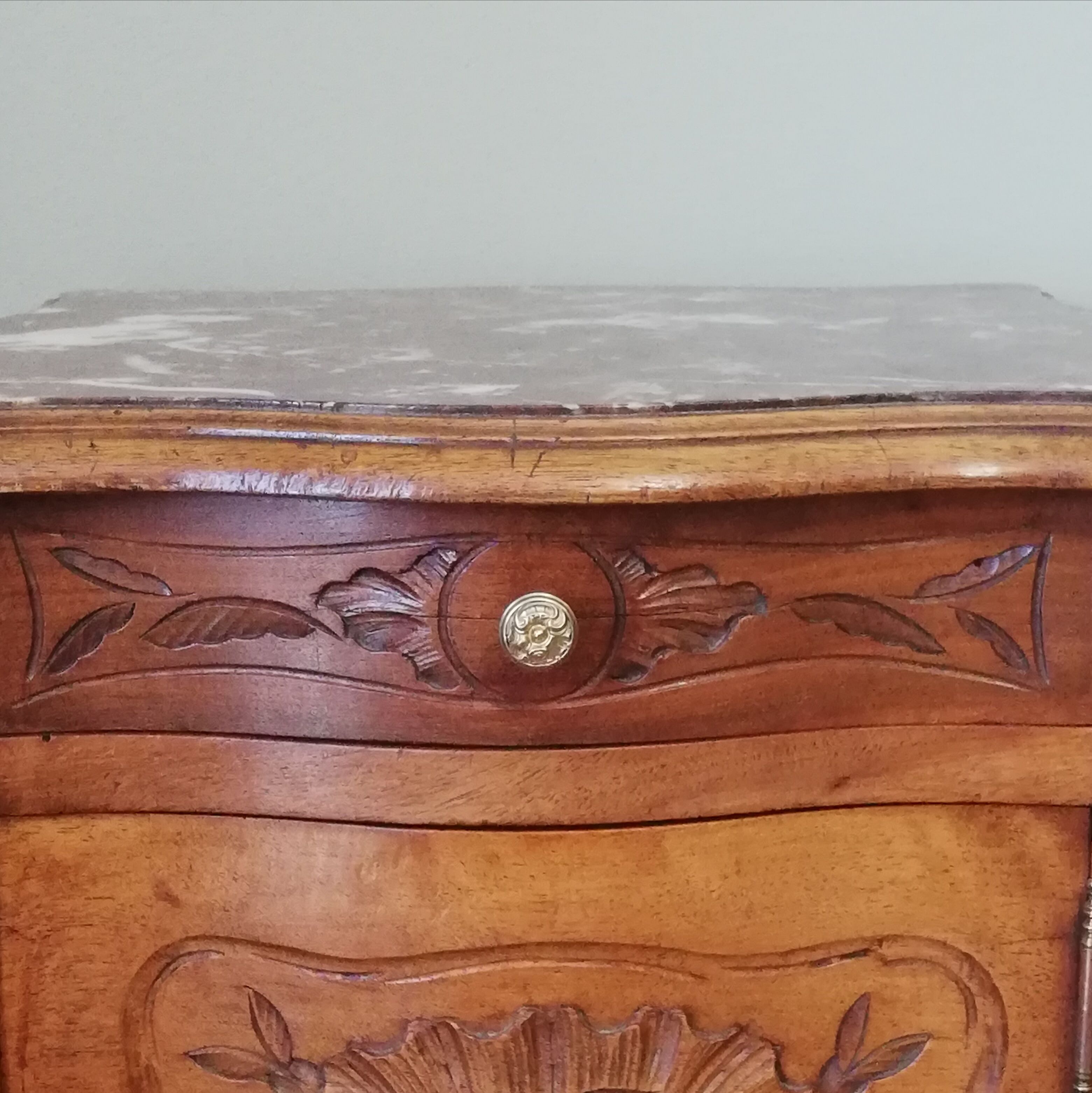 Table de chevet en bois et dessus marbre de style Louis XV