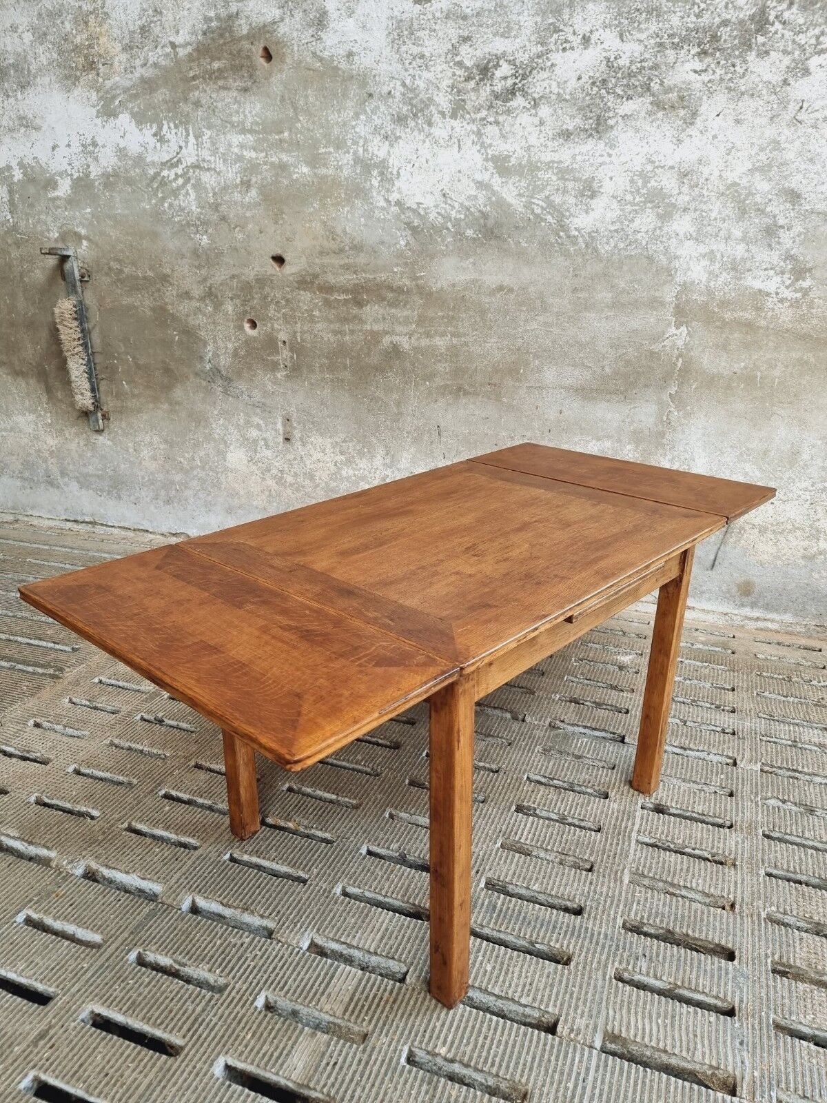 Dining table extendable