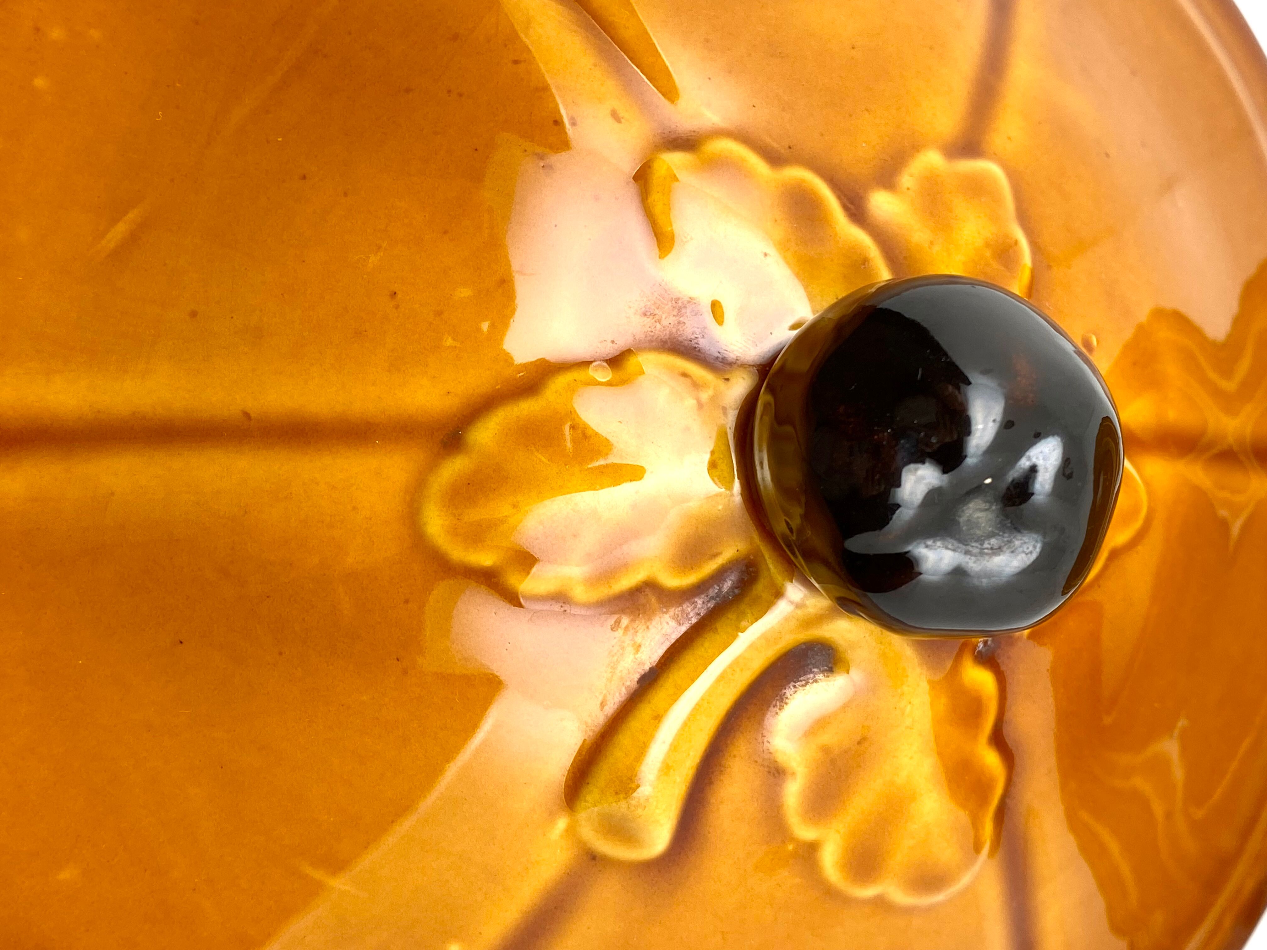 Soup tureen and its dish